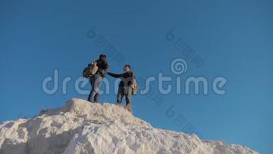 两个人游<strong>客徒步</strong>探险登山者爬山。 慢动作视频。 <strong>徒步</strong>旅行者登上顶峰赢得胜利